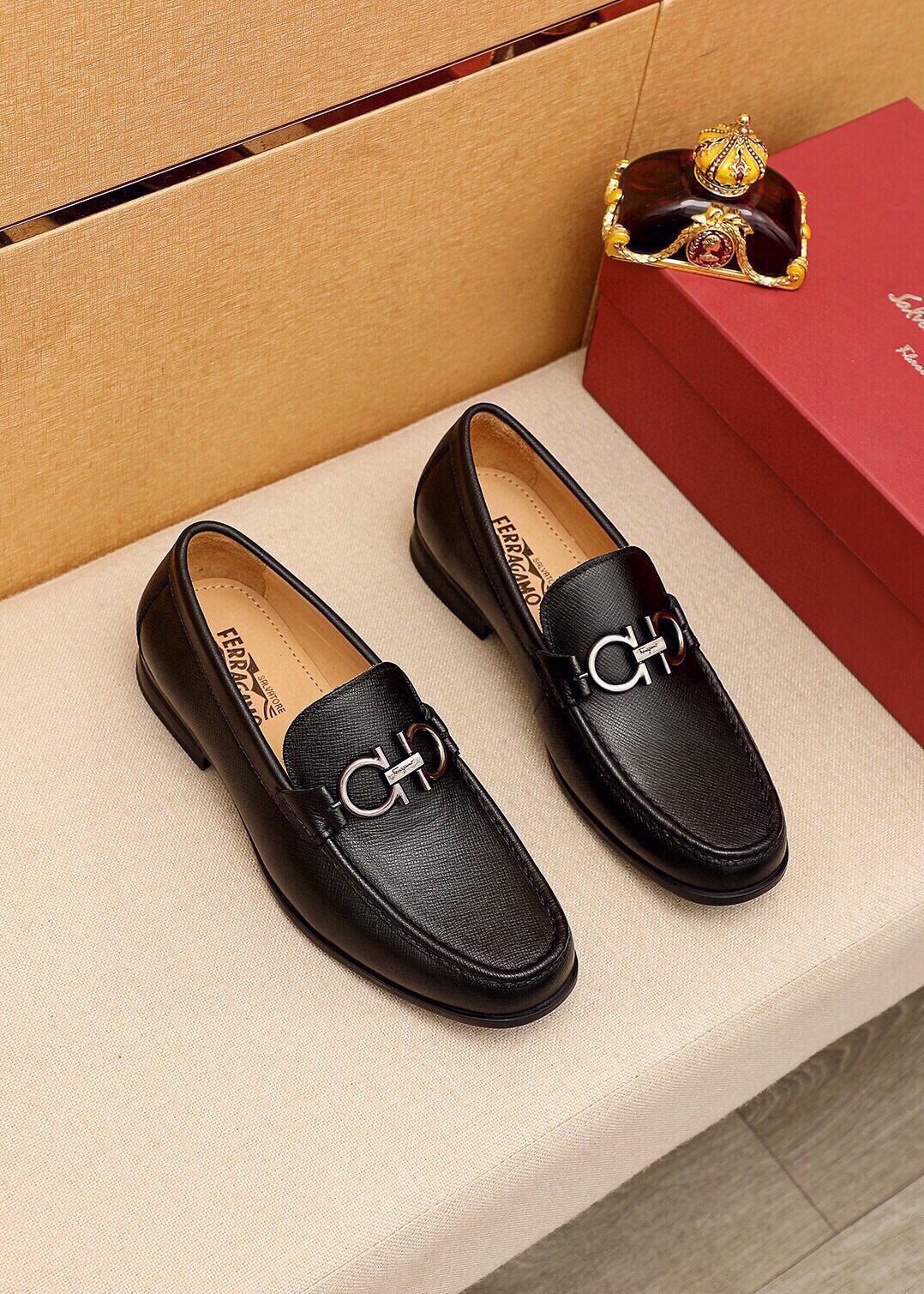 Ferragamo Black Metal-Bit Loafers - Leather Lining